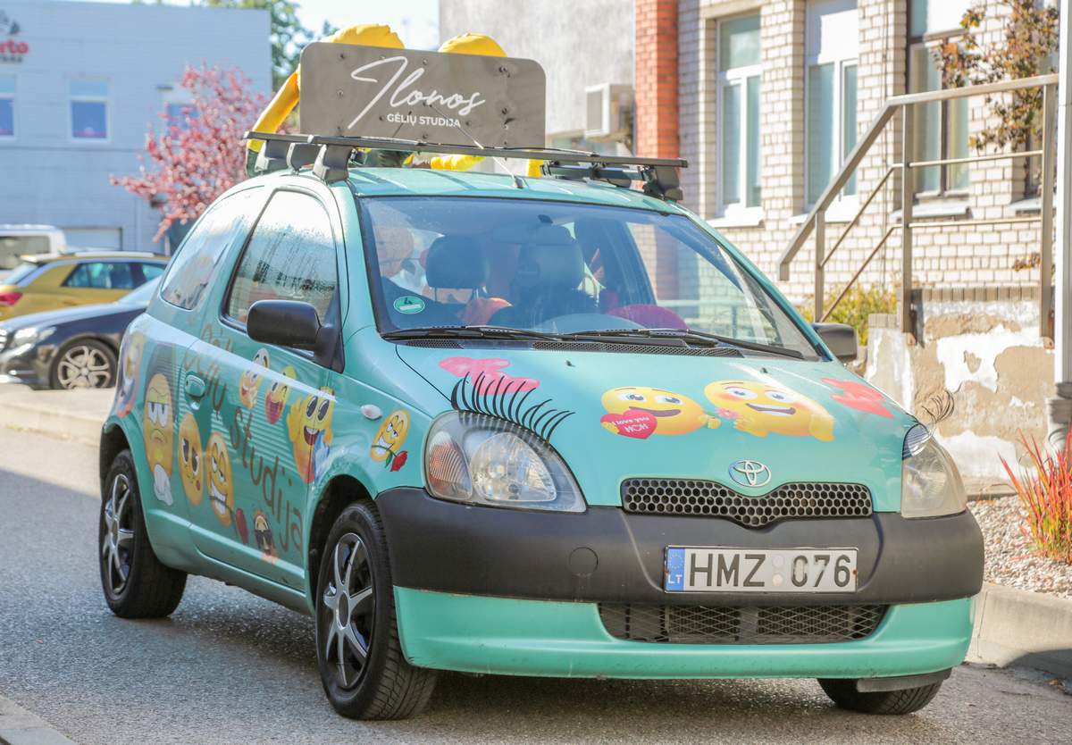 Dovanas atvežantis nuotaikingas automobiliukas nudžiugina ir vaikus, ir suaugusius.