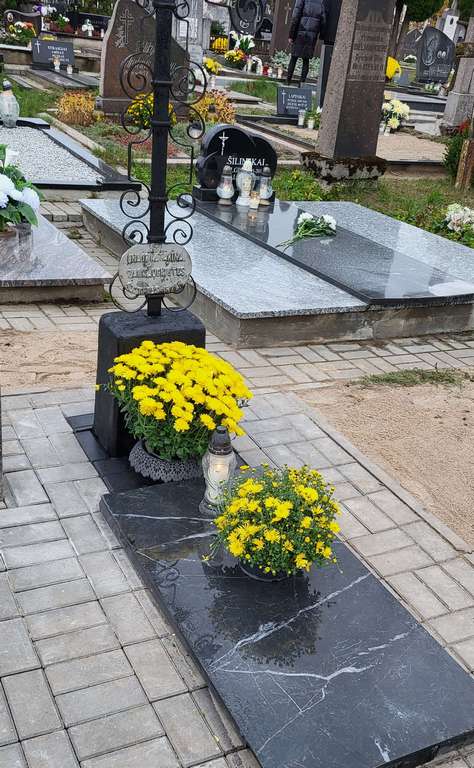 Pagarba mirusiajam – ne gėlių gausoje ar paminklo dydyje.