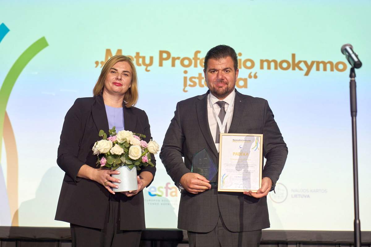 Apdovanojimą Marijampolės profesinio mokymo centro direktoriui Gražvydui Juodišiui įteikė Europos socialinio fondo agentūros direktorė Lina Nevinskienė.