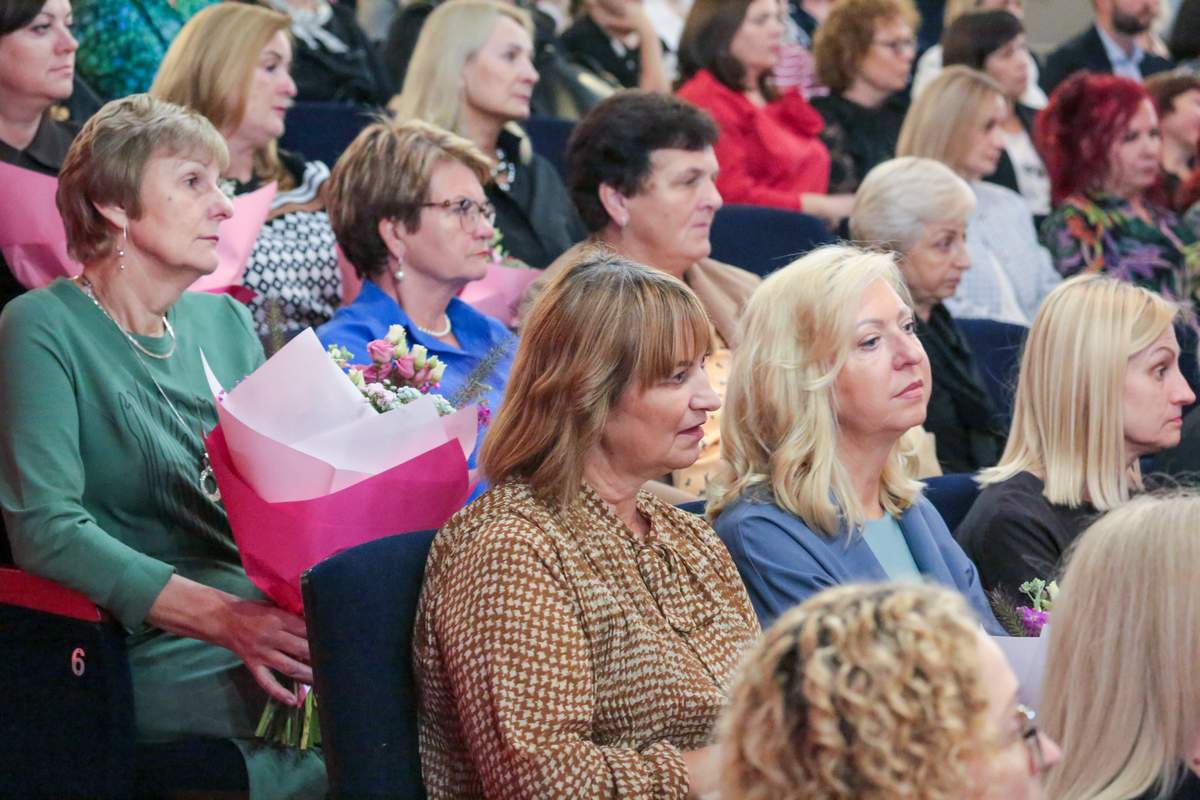 Kultūros centre į Mokytojo dienos minėjimą susirinko gausus būrys savivaldybės pedagogų. 