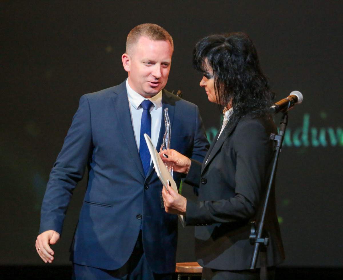 Meras Povilas Isoda apdovanojimą įteikė mokytojai Linai Jaruševičienei.