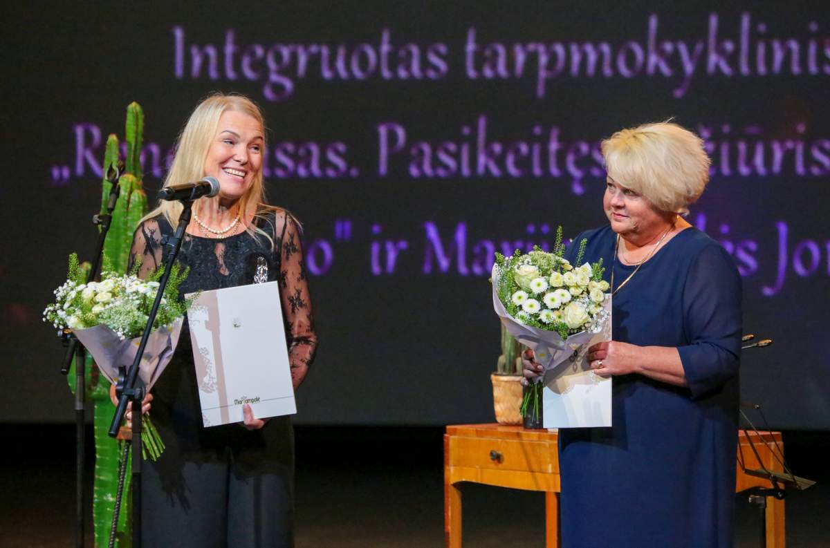 Apdovanojimą atsiėmė Marijampolės „Ryto“ muzikos mokytoja Audronė Pečkienė ir Jono Totoraičio progimnazijos direktorė Gražina Jakovickienė.