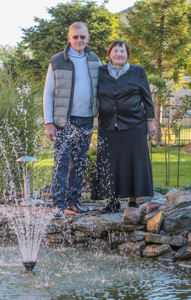 Kiemo centras – fontanas, kurį Marija ir Justinas Maumevičiai sugalvojo įrengti dar tik pradėję kurti aplinką. Jame plaukioja žuvelės. Ne auksinės, bet, jei paprašai, vis tiek kokį norą ima ir išpildo. 