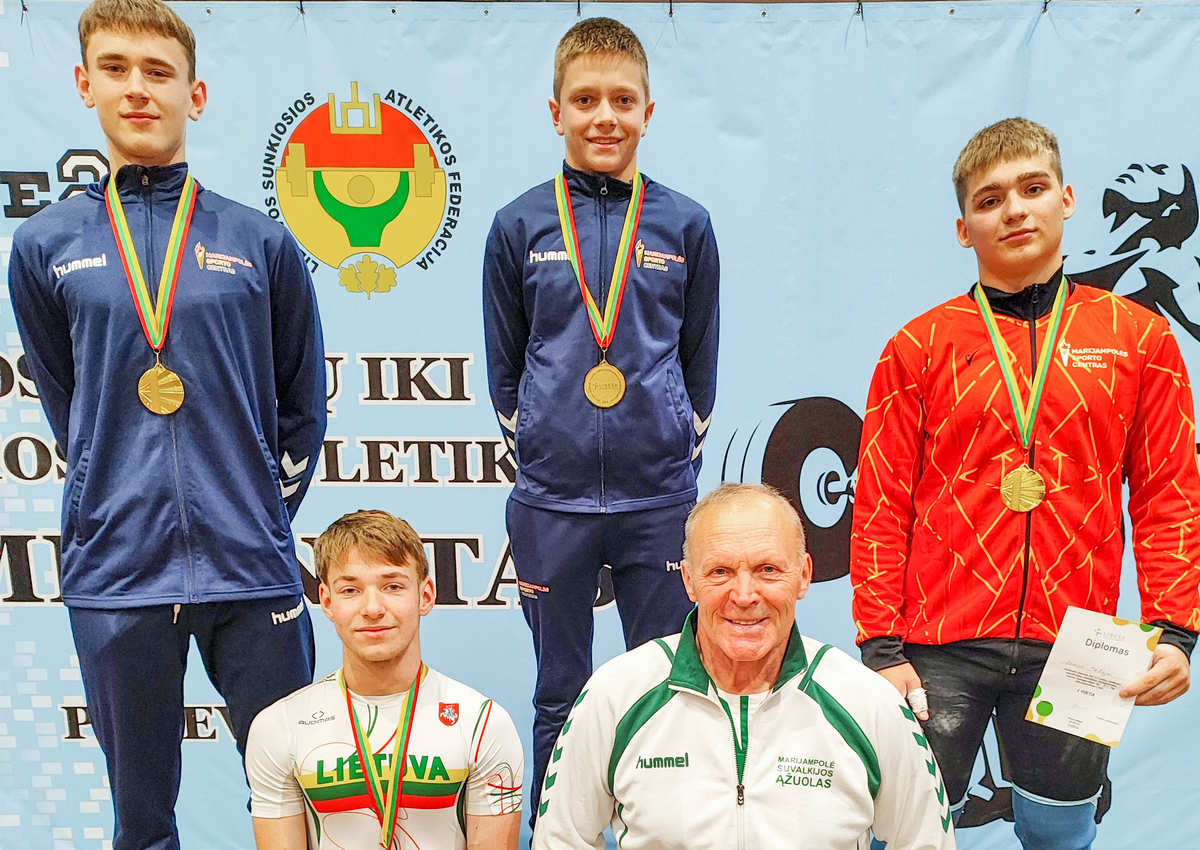 Treneris A. Kirkliauskas su keturiais Lietuvos čempionais: A. Arbačiausku, E. Margeliu, D. Maliejumi, R. Asijavičiumi.