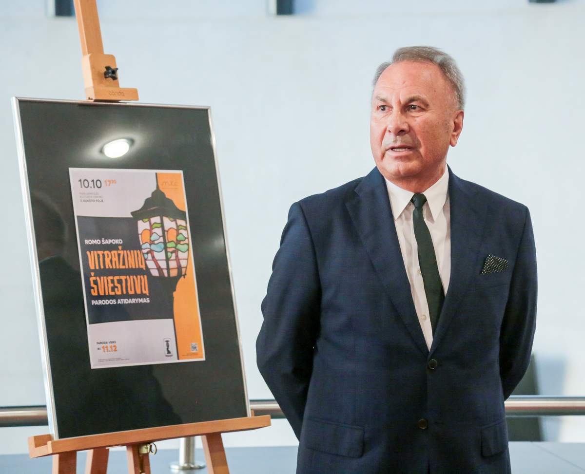 Romas Šapokas papasakojo apie tai, kaip gimsta kūrinys iš trapios medžiagos: daug laiko tenka praleisti prie eskizų, nes ne viskas, ką sumanai, jai tinka. 