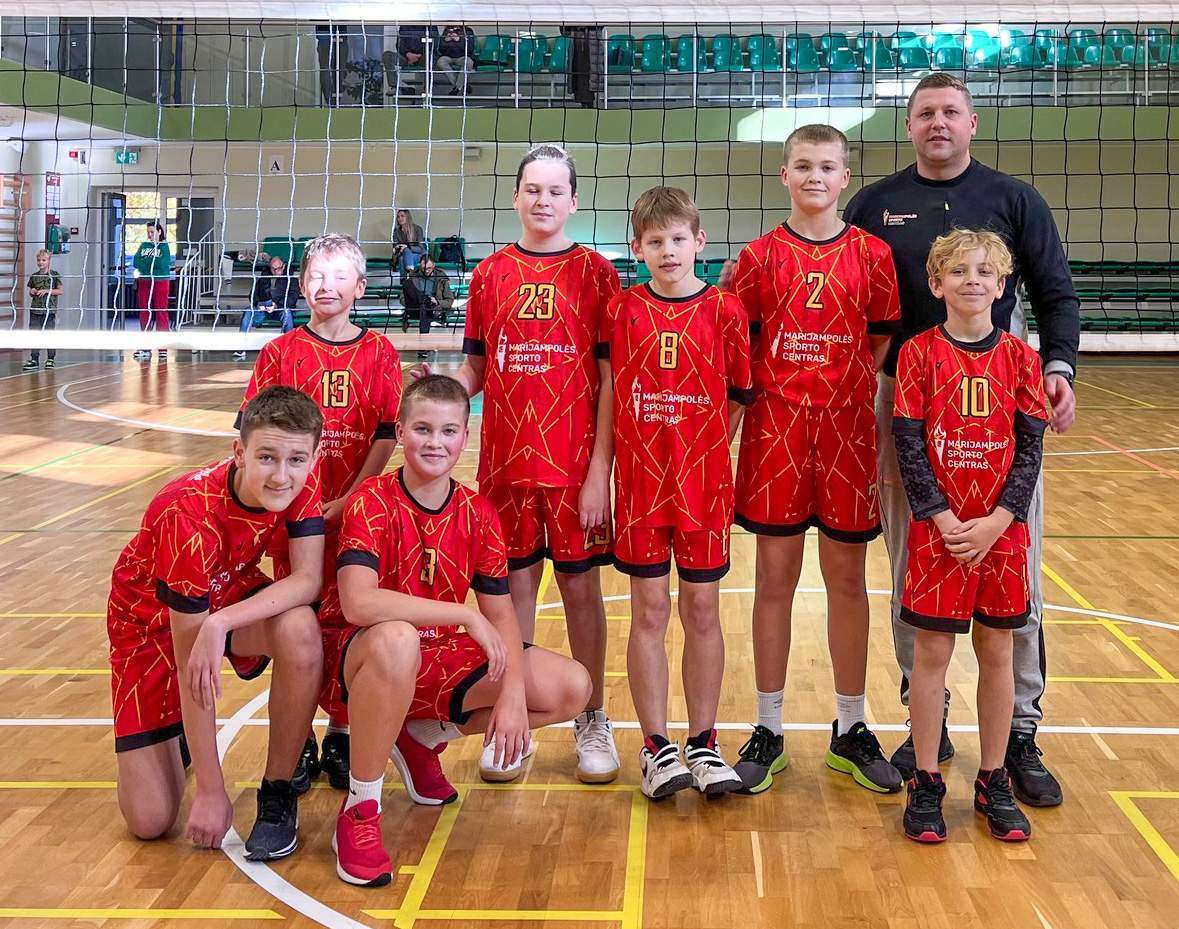 Marijampolės SC tinklininkai su treneriu O. Valinčiumi.