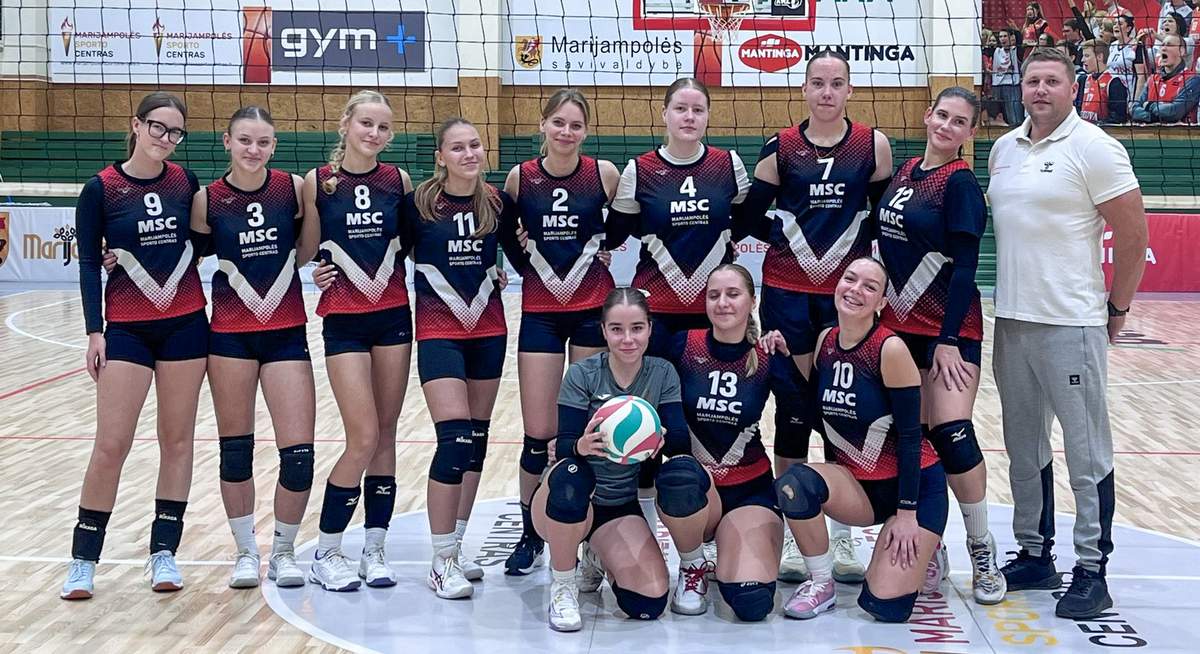 Čempionatą pergale pradėjo Marijampolės SC merginos. Kartu – jų treneris O. Valinčius.