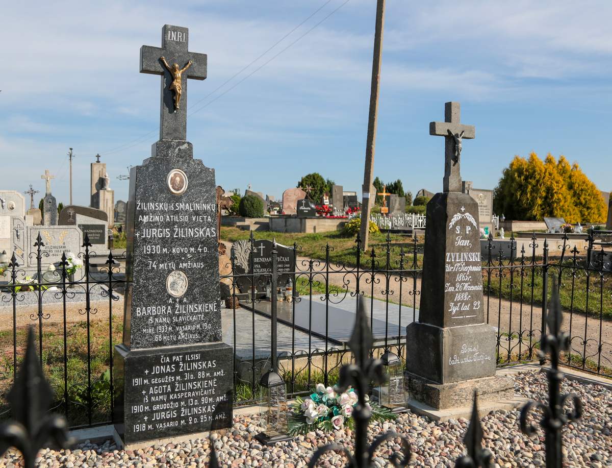 Kalvarijos kapinėse sutvarkyta Žilinskų šeimos kapavietė.