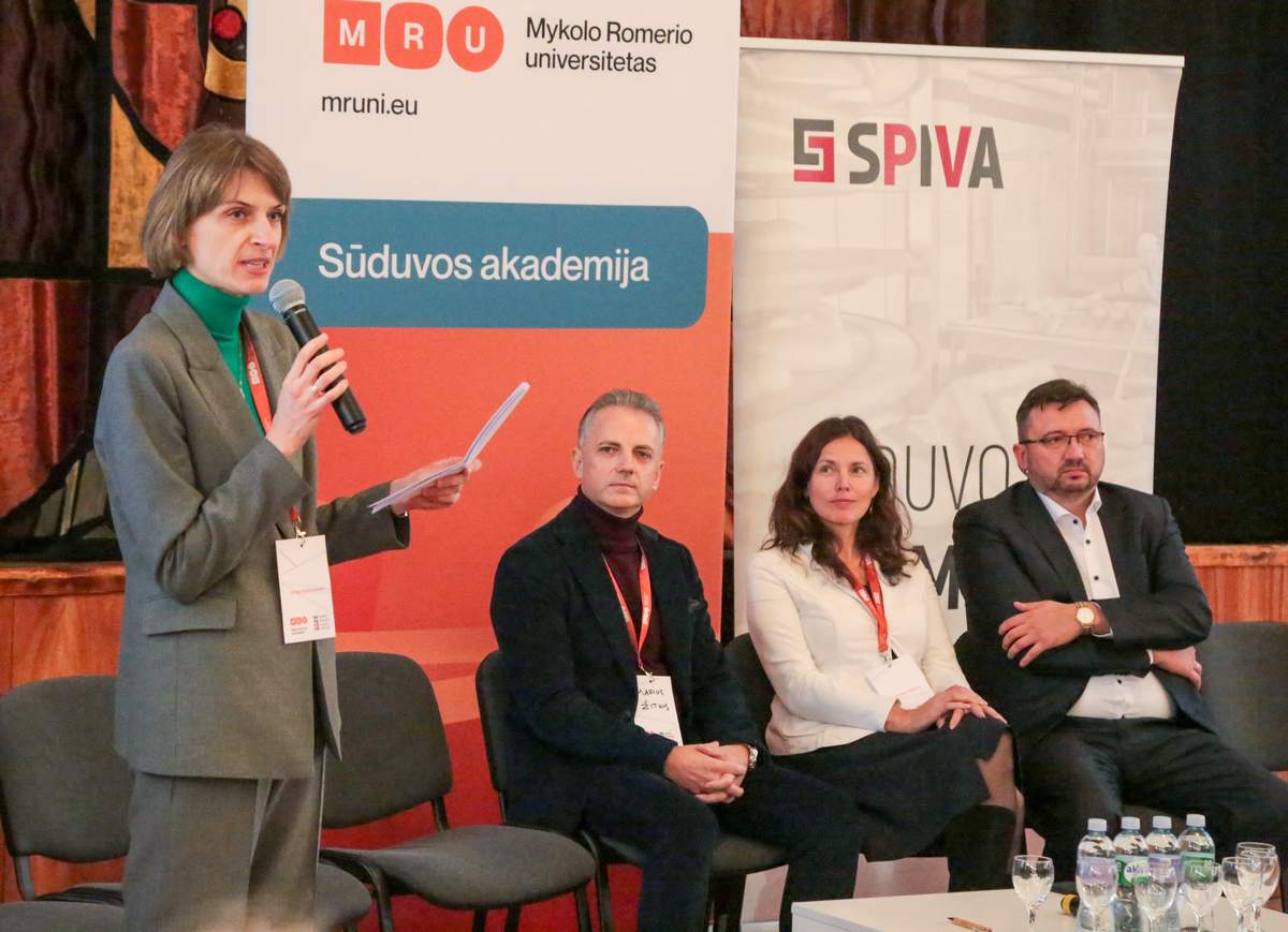 
Renginyje dalyvavo (iš kairės) MRU vicerektorė mokslui ir inovacijoms dr. Eglė Malinauskienė, MRU Infrastruktūros plėtros centro projektų vadovas Marius Žitkus, vicerektorė studijoms prof. dr. Regina Valutytė ir SPIVA prezidentas Vaidas Šalaševičius.