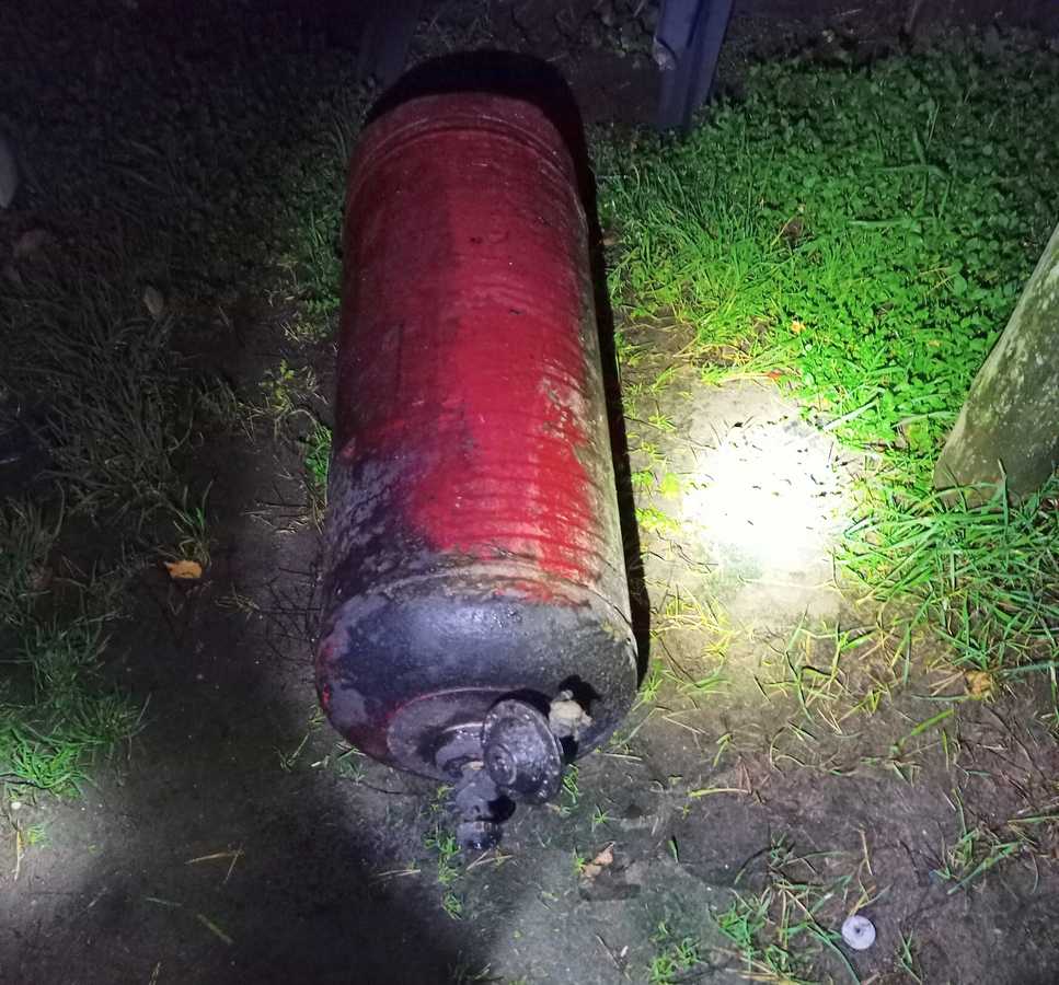 Vyras degantį balioną išnešė į lauką.
