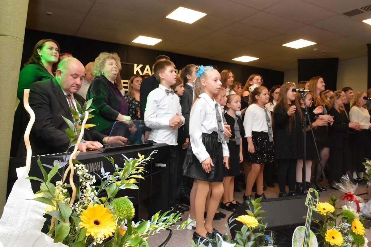 Scenoje – buvę ir dabartiniai mokyklos auklėtiniai.