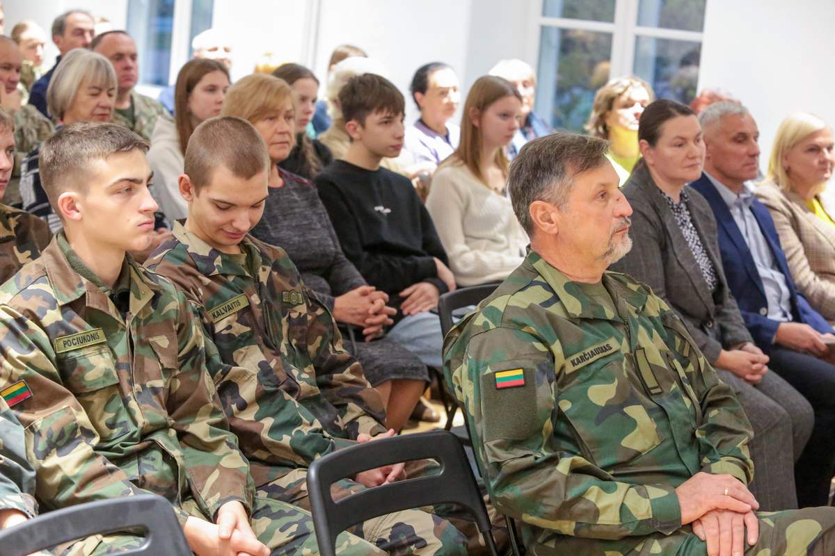 Susirinko įvairūs žmonės – veteranai, jaunieji šauliai, moksleiviai. Pirmoje eilėje antroji – Ramunė Driaučiūnaitė.