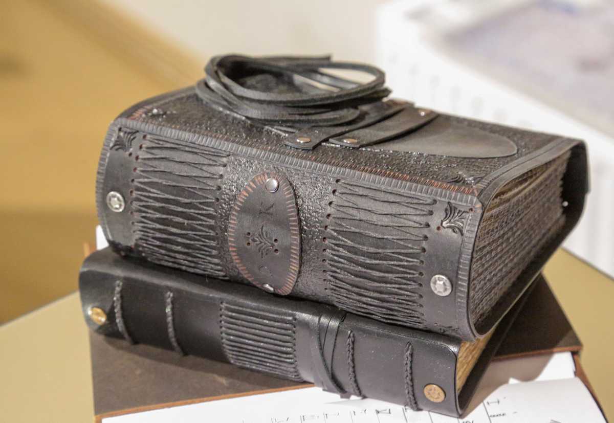  Pirmajai daliai „Lilimų knygos“ išleisti prireikė dviejų jaučių odos.
