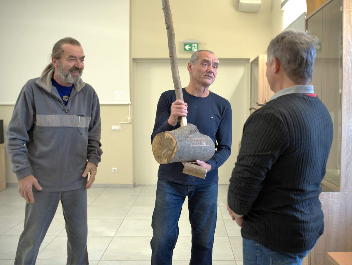 Tautodailininkais Saulius Česna (kairėje) ir Antanas Lastauskas įteikia pereinamąjį plaktuką, linkėdami surasti naują talentą.