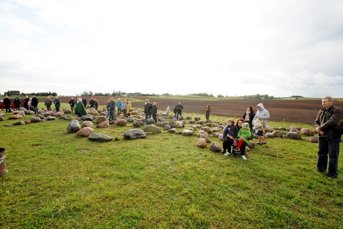 Vienas pirmųjų didesnių susibūrimų prie Varnupių piliakalnio.