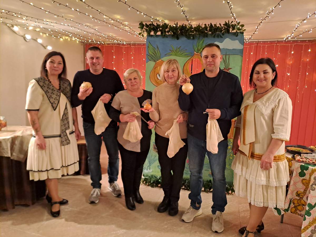 Renginio vedėjos Aušra Kurmilevičienė ir Renata Čekaitienė vertingas dovanas (maišelius su svogūnais) įteikė konkurso „Tegyvuoja cibulis!“ nugalėtojams: Sauliui Kurmilevičiui, Audrai Akamavičienei, Zitai Pasalauskienei ir Deividui Žilovui.