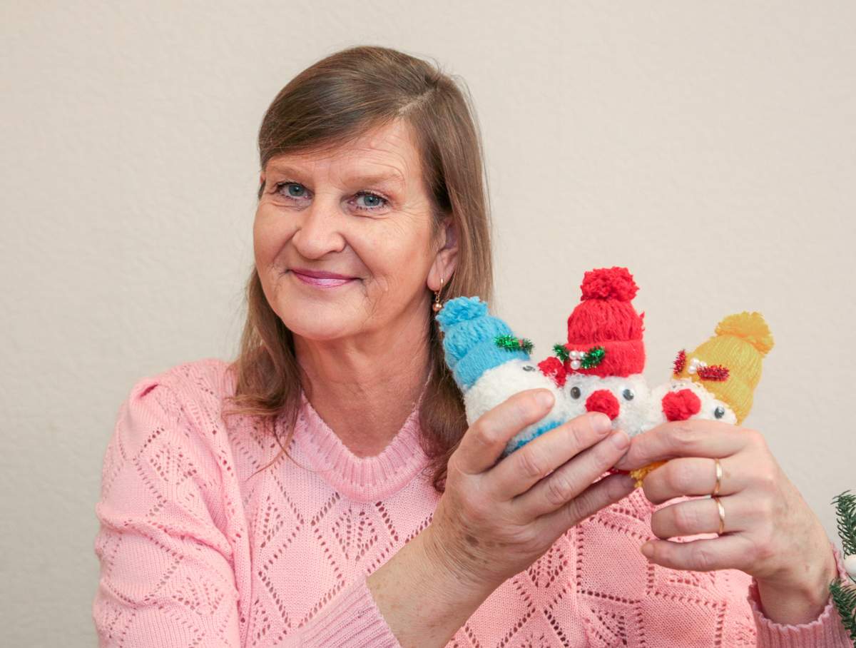 „Reikia tik panorėti, bandyti, ir viskas pavyks“, – linki kalėdinių puošmenų meistrė Rasa Jarienė.