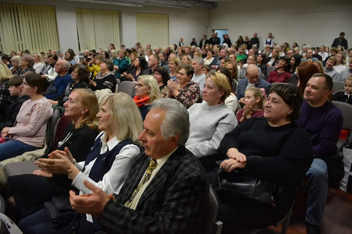  Į jubiliejinį koncertą sugužėjo buvę mokiniai, mokytojai, bičiuliai, kolegos.
