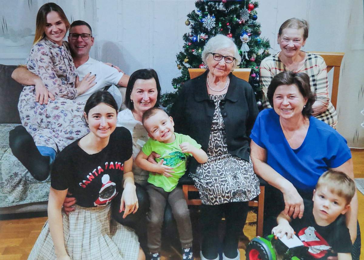2022 m. Kalėdos. Jubiliatė su dukromis, anūkais, proanūkiais.