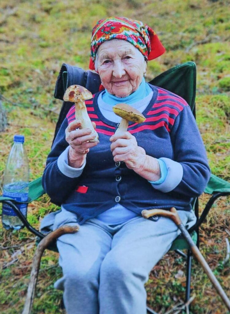 Šį rudenį grybus šimtametė rinko Varėnos miškuose.