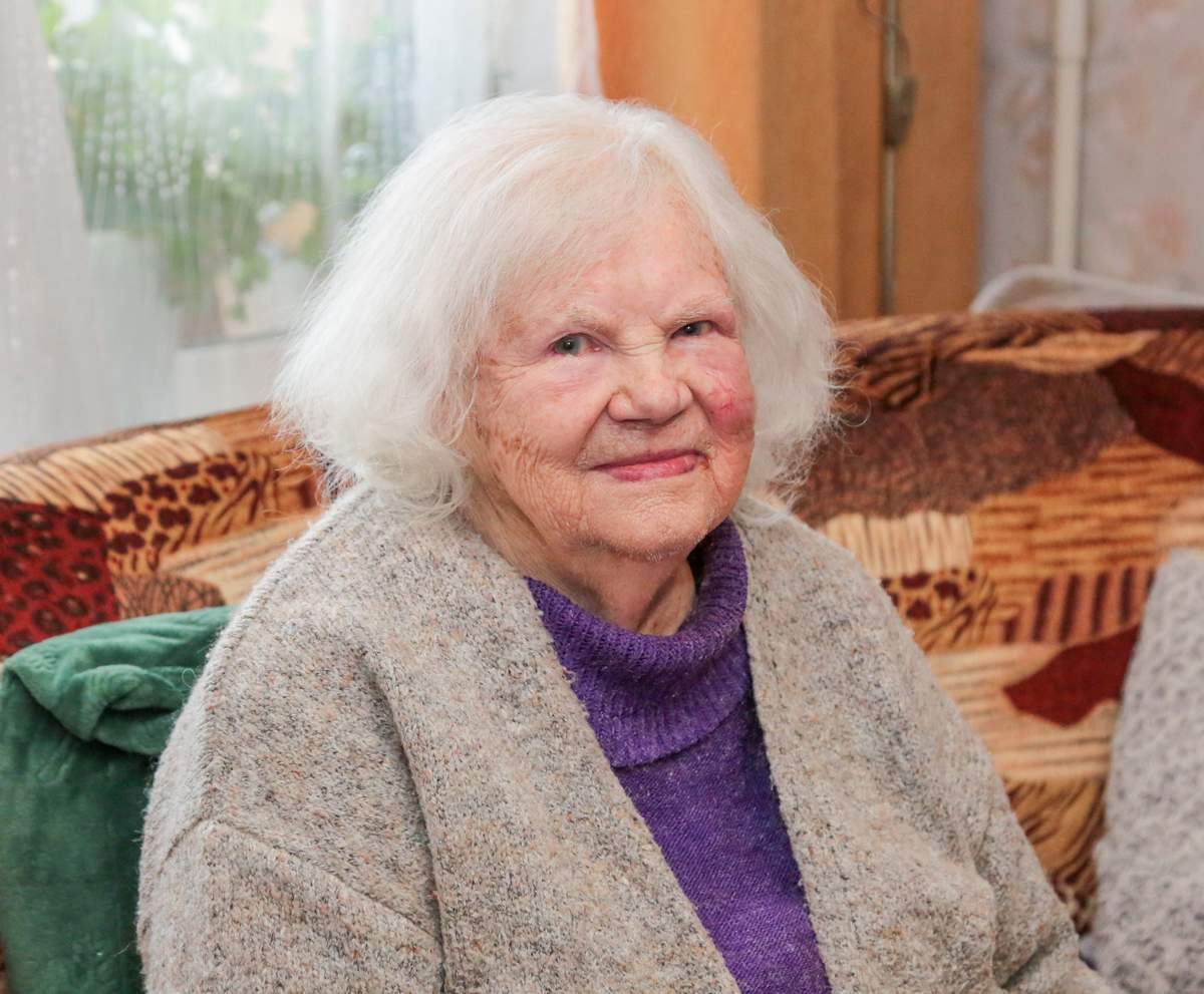 100-ojo jubiliejaus sulaukusi Anelė Vasiliauskienė savo gyvenimo prisiminimus „piešia“ šviesiomis spalvomis.