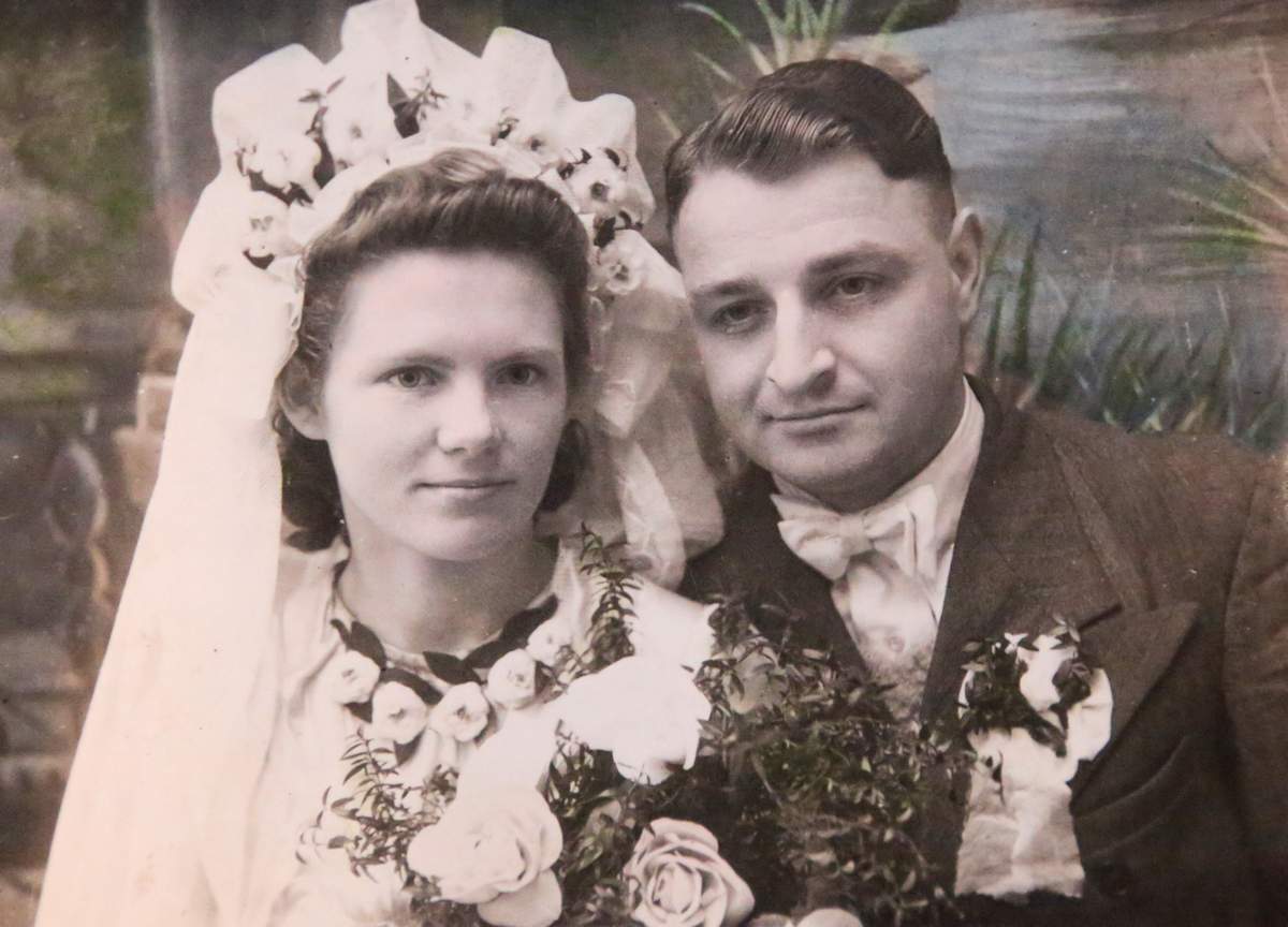 Anelė ir Juozas Vasiliauskai – vestuvių dieną, per 1947 m. Kalėdas.