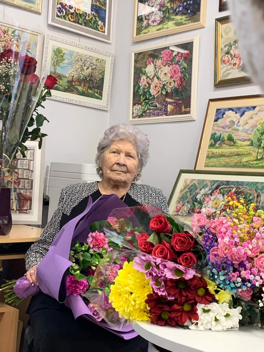 Ir sunku besuprasti, kurios gėlės gražesnės: ar mielų žmonių padovanotos, ar pačios Teresės išsiuvinėtos...  