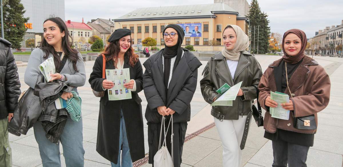Studentės iš Turkijos (pirmoji iš dešinės – Melek Zelal).
