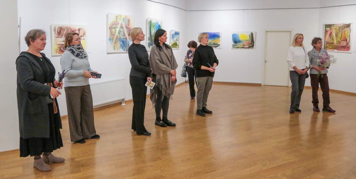 Parodos atidarymo dalyviai įdėmiai klausėsi viešnios minčių.   