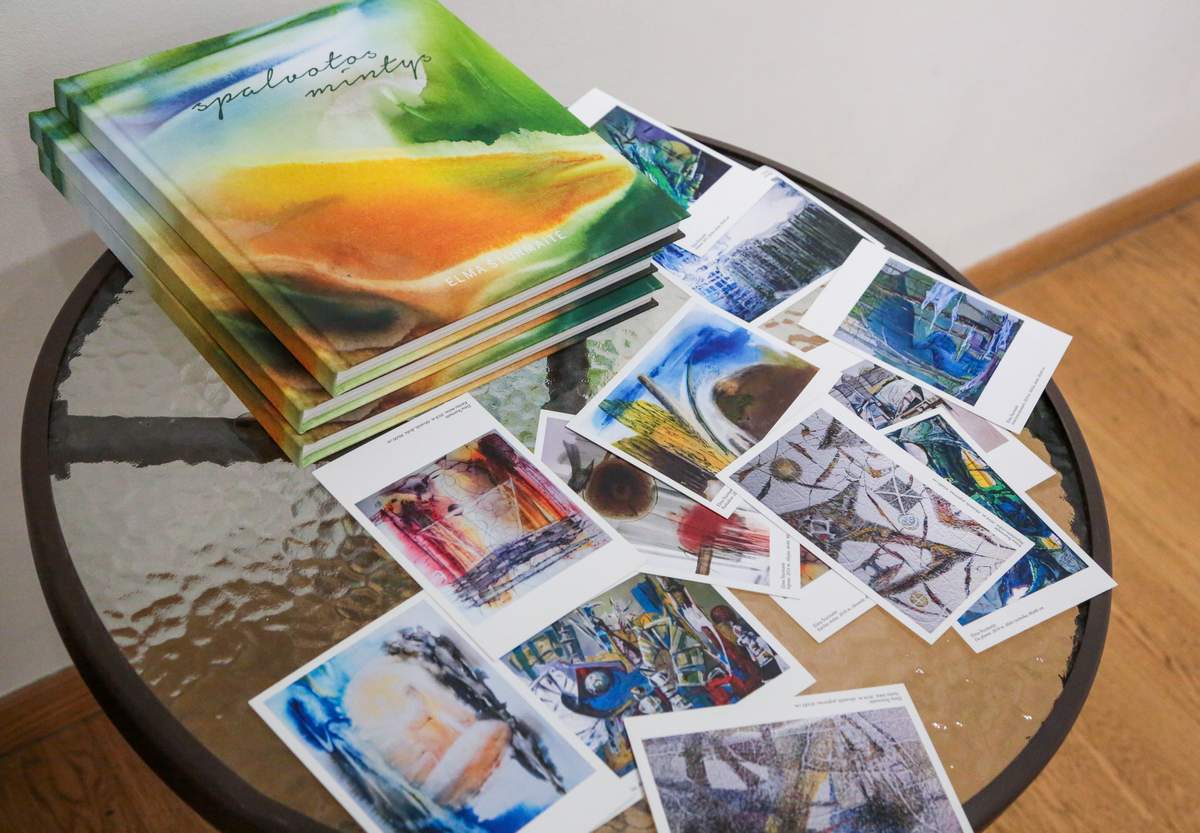 Elma Šturmaitė atvežė parodyti ir savo darbų albumą bei atvirukus.