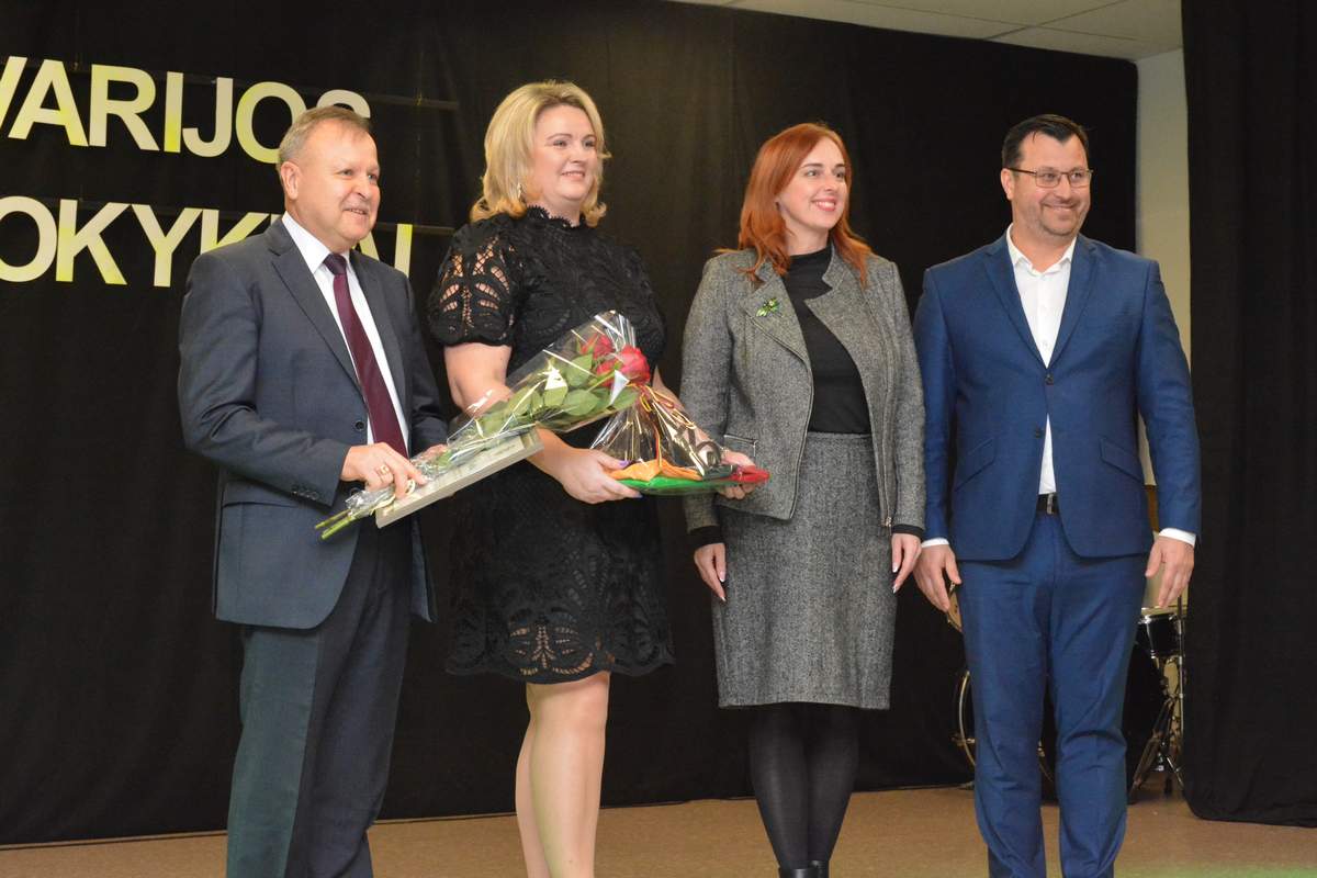 Buvusį Meno mokyklos direktorių Juozą Ciprisevičių bei Kalvarijos meno ir sporto mokyklos direktorę Jurgitą Šėvelienę su mokyklos jubiliejumi sveikino Kalvarijos savivaldybės vicemerė Vaida Skuolienė ir meras Nerijus Šidlauskas.