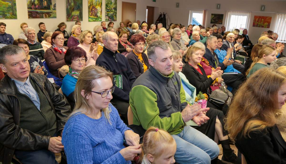 Bibliotekos salė buvo pilnutėlė į knygos sutiktuves susirinkusių žmonių.