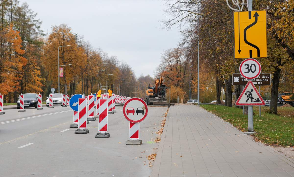 Žiedinės sankryžos statybos darbai sunkina marijampoliečių važiavimą į naująsias miesto kapines.