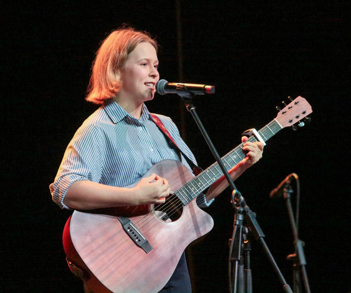 Ieva Taraskevičiūtė – būsimoji skrydžių vadovė. O scenoje ji – atlikėja sceniniu vardu Dievaži.