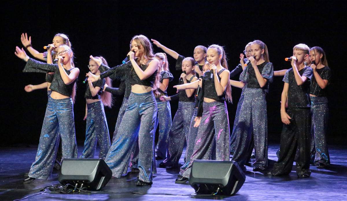 Tai tik akimirka grožio, užfiksuota renginyje „Gerumas suteikia sparnus“. Scenoje - „Kotita Junior“ (vadovė – Rasa Burinskienė).