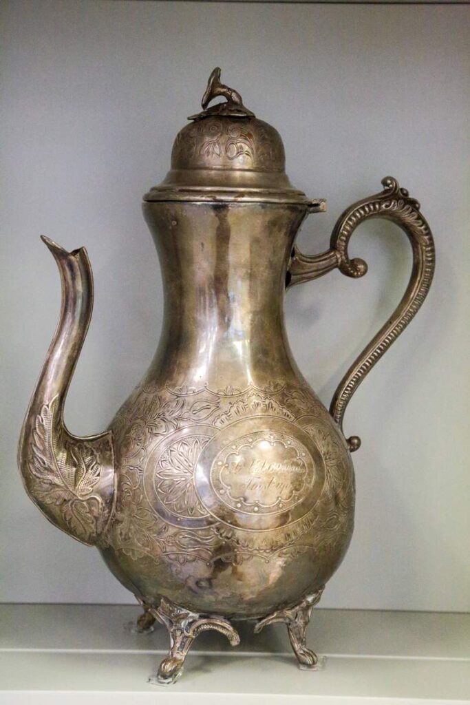 Senoviniai arbatinukai yra ir įvairių formų, ir įvairių spalvų.