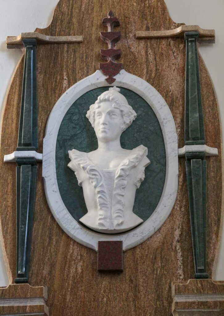 Pranciškos Ščiukaitės-Butlerienės horeljefą Šv. arkangelo Mykolo  prokated­roje sukūrė žinomas miesto skulptorius Julius Narušis.