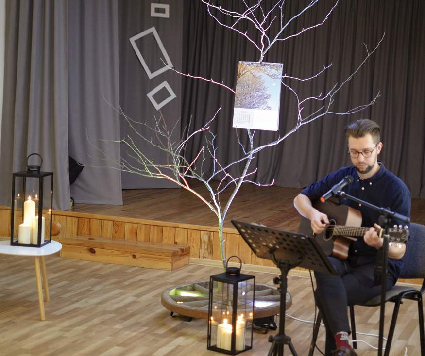 Pristatant kalendorių bei parodą skamba ir eilės bei dainos.