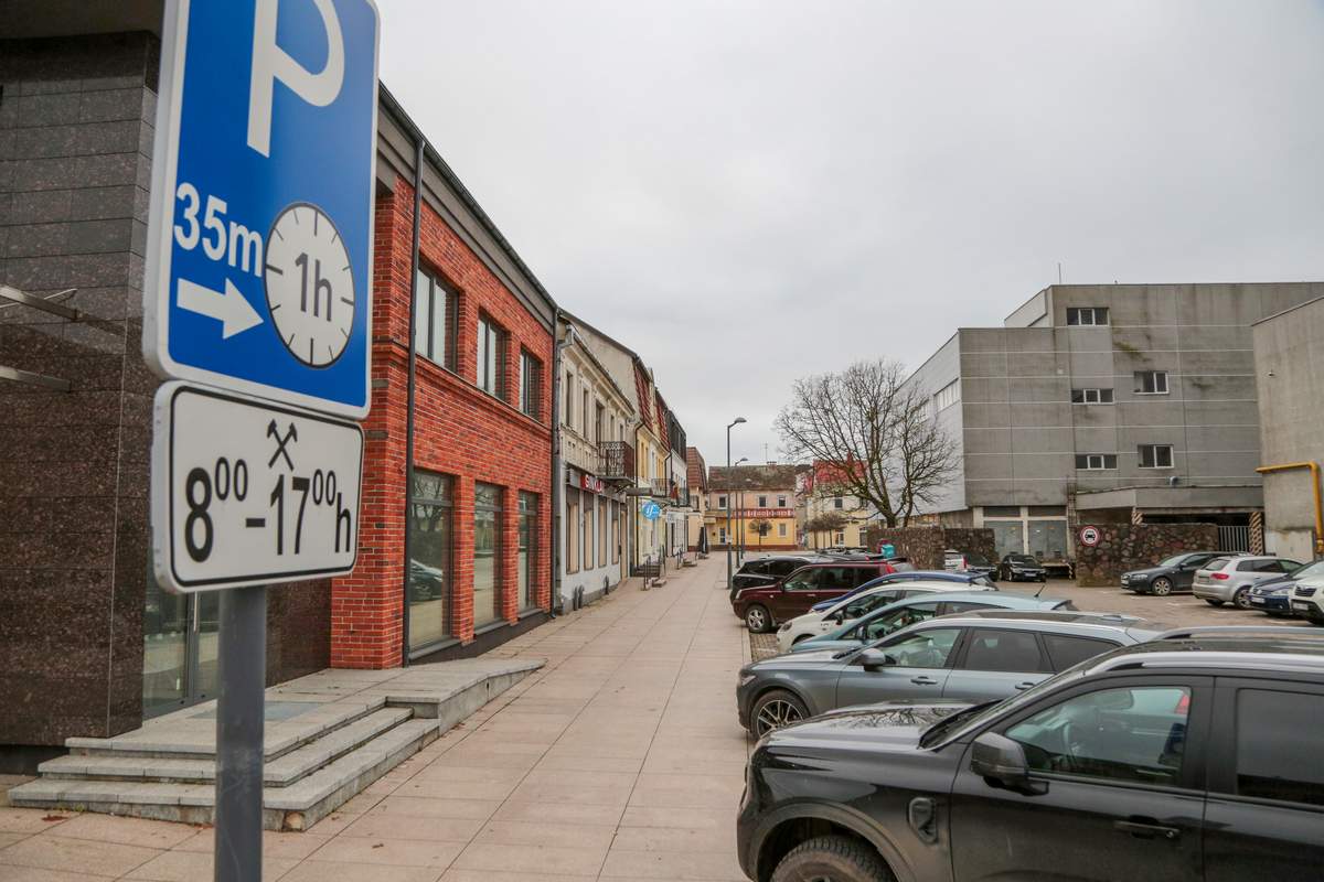 Šioje aikštelėje stovėti automobiliams galima ne ilgiau kaip valandą.