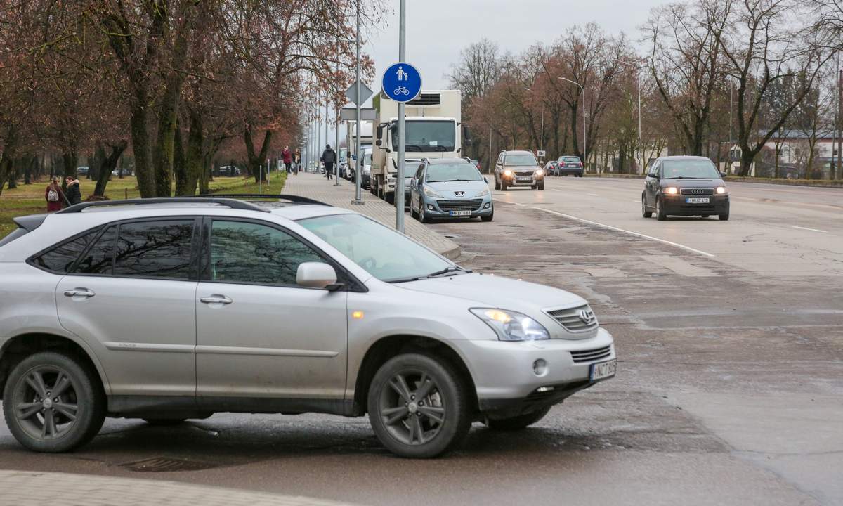 Pasak gyventojų, Parko–Kauno gatvių sankryžoje matomumą sunkina kelkraštyje parkuojami automobiliai.