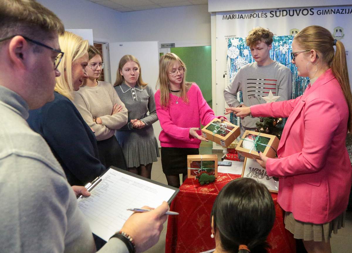 Mugėje buvo galima išvysti, kokias verslo idėjas gimnazistai siūlo žmonių kūrybiškumui didinti.
