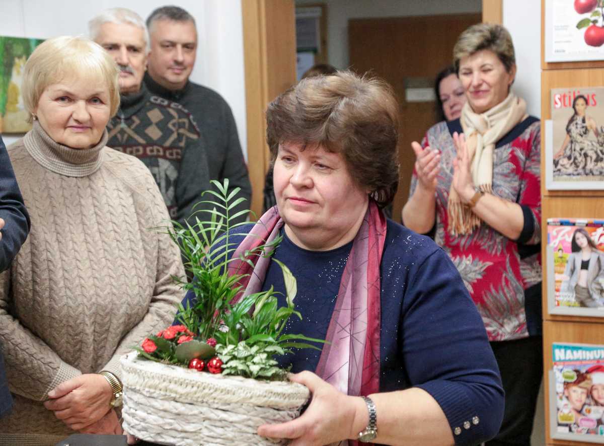 Šunskų bibliotekos bibliotekininkė Birutė Žolynienė dėkojo, kad jau gali dirbti atnaujintose patalpose.