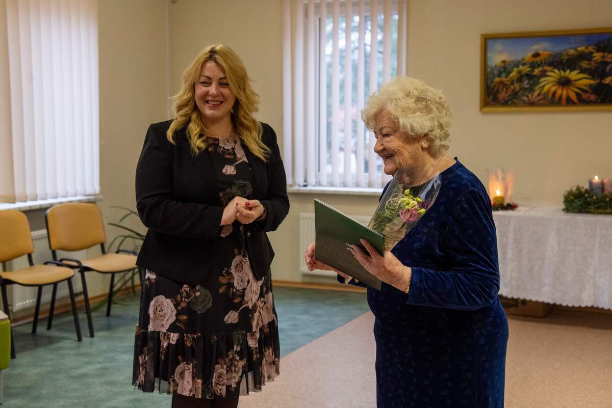 Jubiliatei Zitai Kazlauskienei šiltus Savivaldybės mero Manto Varaškos sveikinimus perdavė vicemerė Virginija Mitrikevičienė.
