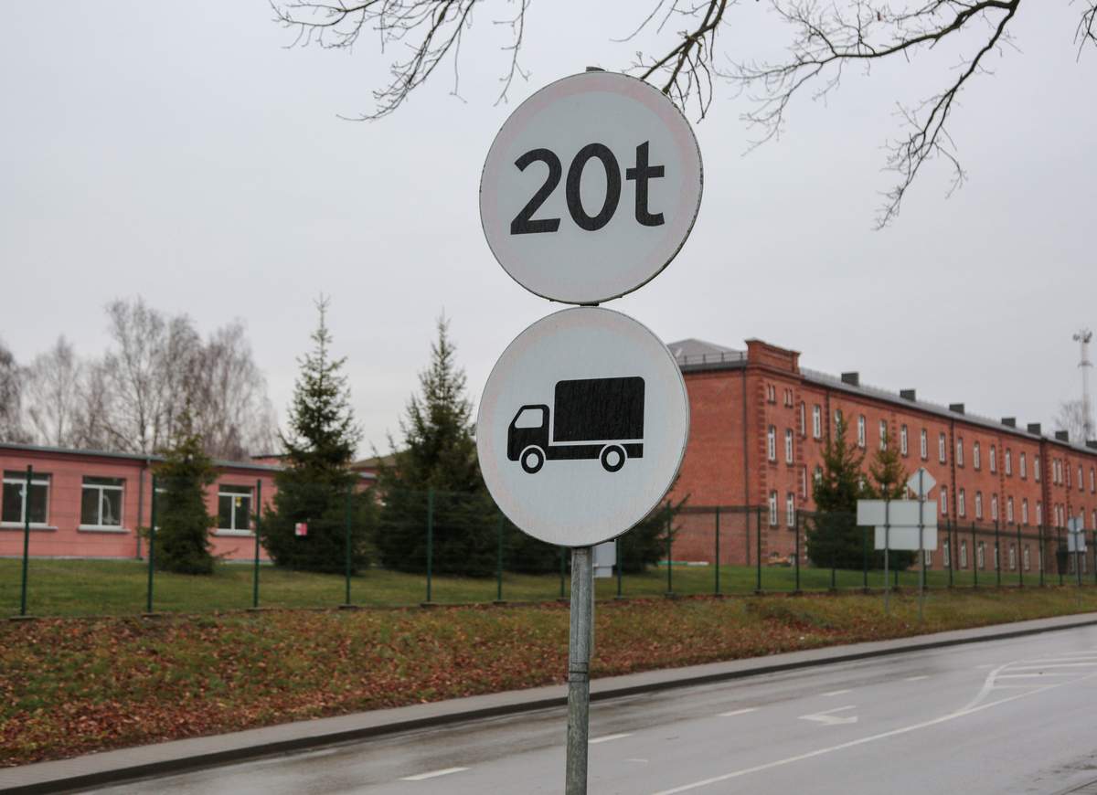 Prie Vytauto–Geležinkelio gatvių sankryžos bus atnaujinti kelio ženklai „Krovininių automobilių eismas draudžiamas“.