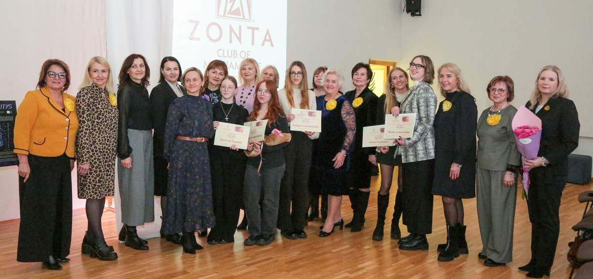 „Zonta“ klubo narės su laureatėmis ir jų mokytojomis.