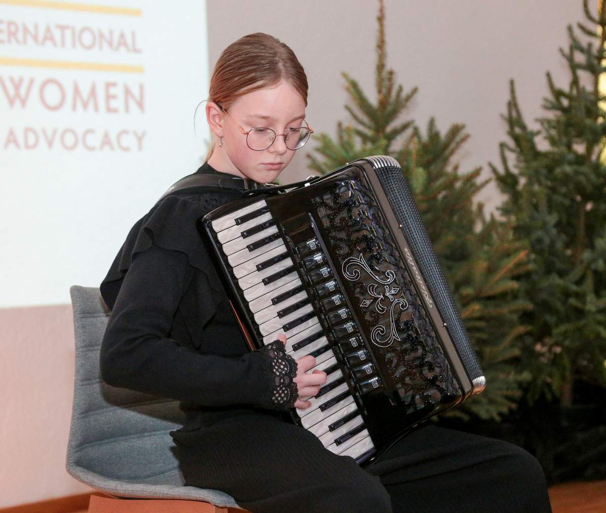 Muzikinį kūrinį atliko Kotryna Čepaitė.