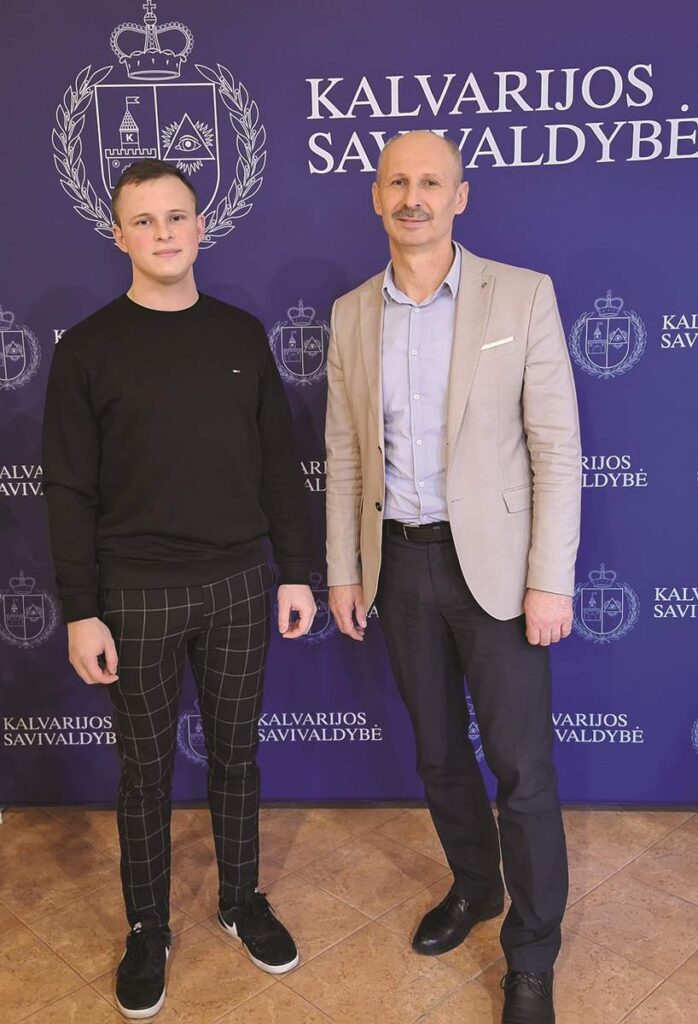 Evaldas Brisota, įsipareigodamas ne mažiau kaip trejus metus dirbti Kalvarijos policijos komisariate, sukirto rankomis su Administracijos direktoriumi Gintaru Zavistausku.