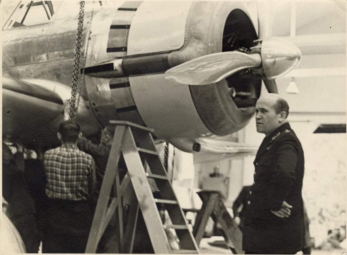 Antanas Gustaitis prie savo sukonstruoto ANBO.