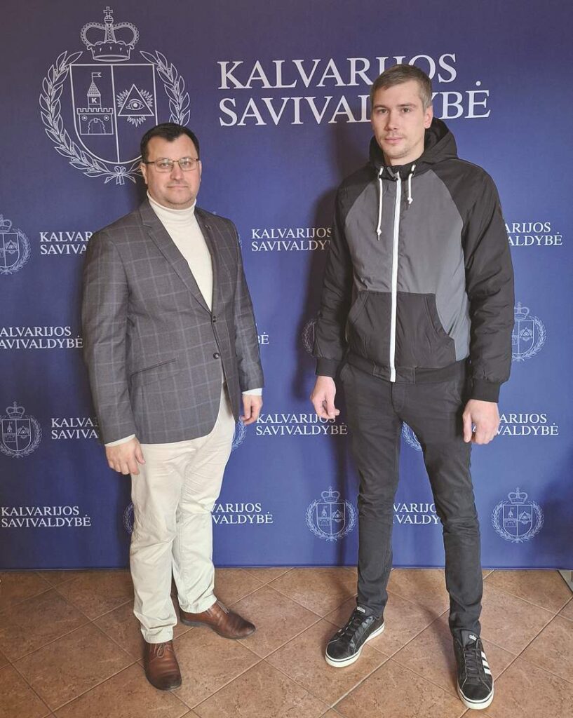 Savivaldybės meras Nerijus Šidlauskas pasveikino į Marijampolės apskr. VPK Kalvarijos policijos komisariato pareigūnų gretas įsiliejusį Marių Ramanauską.