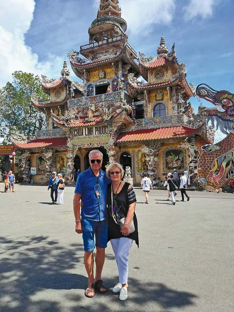 Babeckai aplankė unikaliai dekoruotą Linh Phuoc Pagodą (šventyklą). Naudojant seno stiklo, butelių ir terakotos duženas, sukurtos spalvingos mozaikos.
